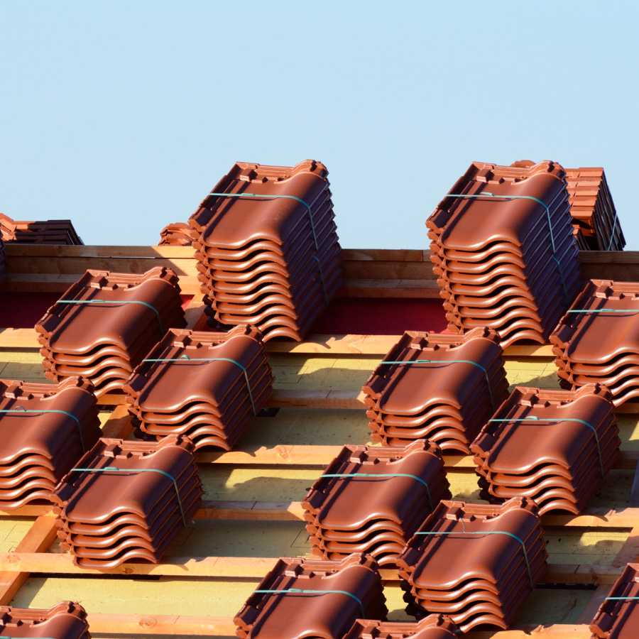 Pose de tuiles sur une toiture à Les Angles